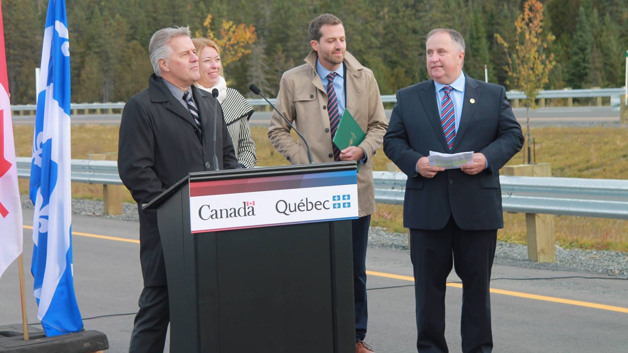 De gauche à droite :  le ministre des Transports Laurent Lessard, Dominique Vien, ministre et députée de Bellechasse, Joël Lightbound, représentant le Ministre Sohi et le débuté de Beauce-Sud Paul Busque.