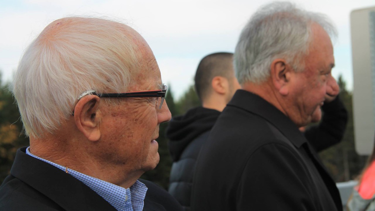 Devant Hervé Pomerleau, l'ancien maire de Saint-Georges, François Fecteau.