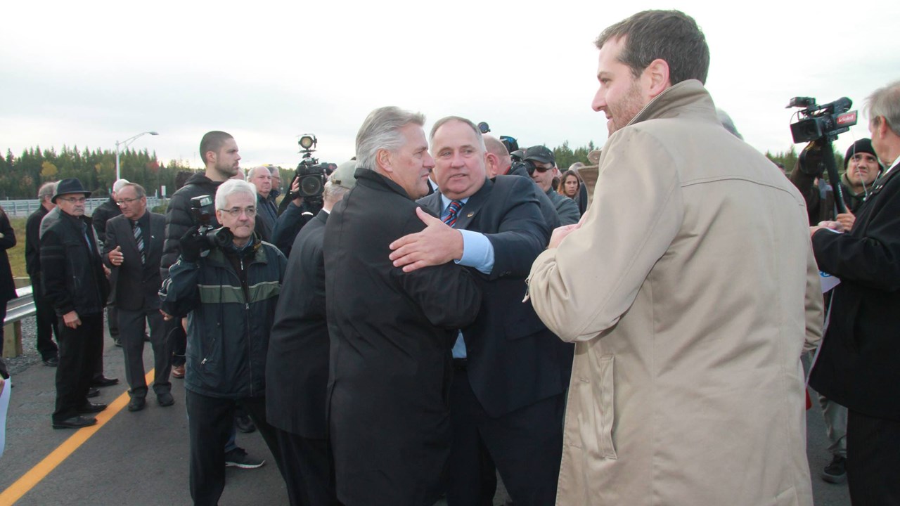 Laurent Lessard et Paul Busque se font l'accolade.