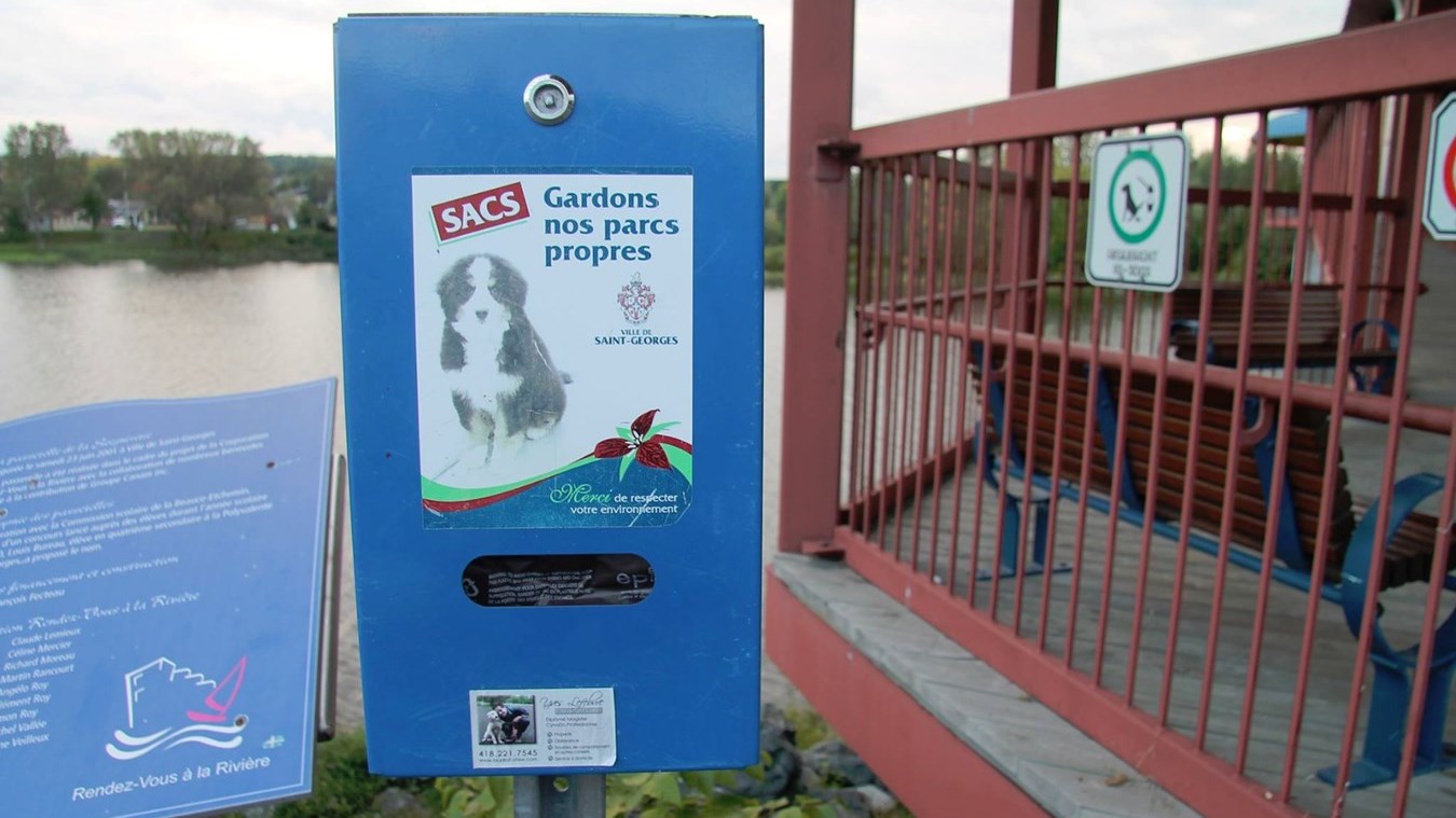 Passerelle de la Seigneurie à Saint-Georges, un des deux distributeurs de sacs à excréments de l’Île Pozer.