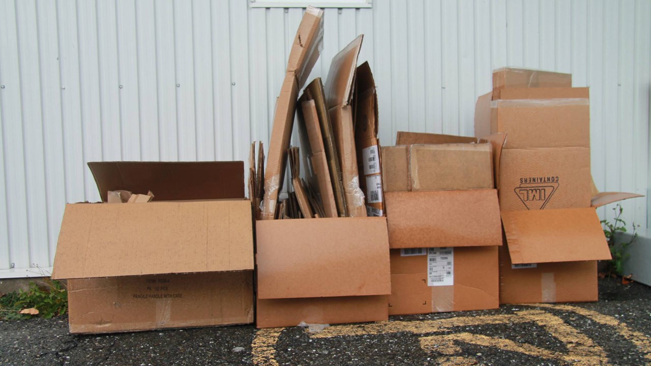 Chez Fournitures de Beauce, les boîtes sont pliées et cordées dans d'autres boîtes.