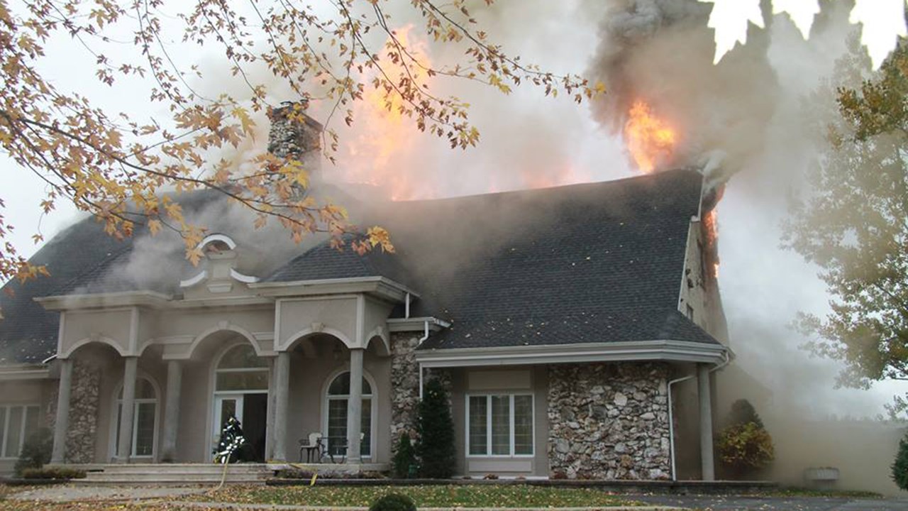 Aux alentours de 15 h, les flammes avaient complètement envahi le deuxième étage.
