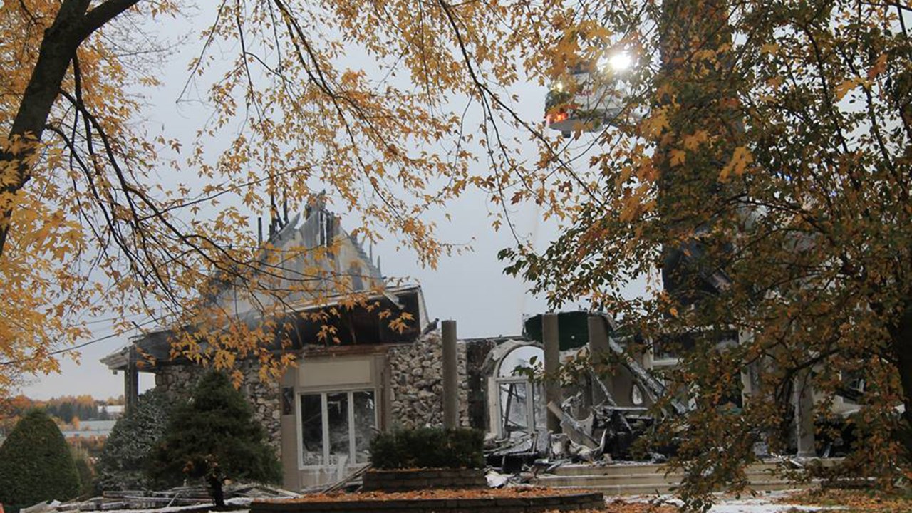 La résidence de Roch Lessard complètement détruite par les flammes le jour de la mort de son premier propriétaire, Charles-Auguste Thibaudeau