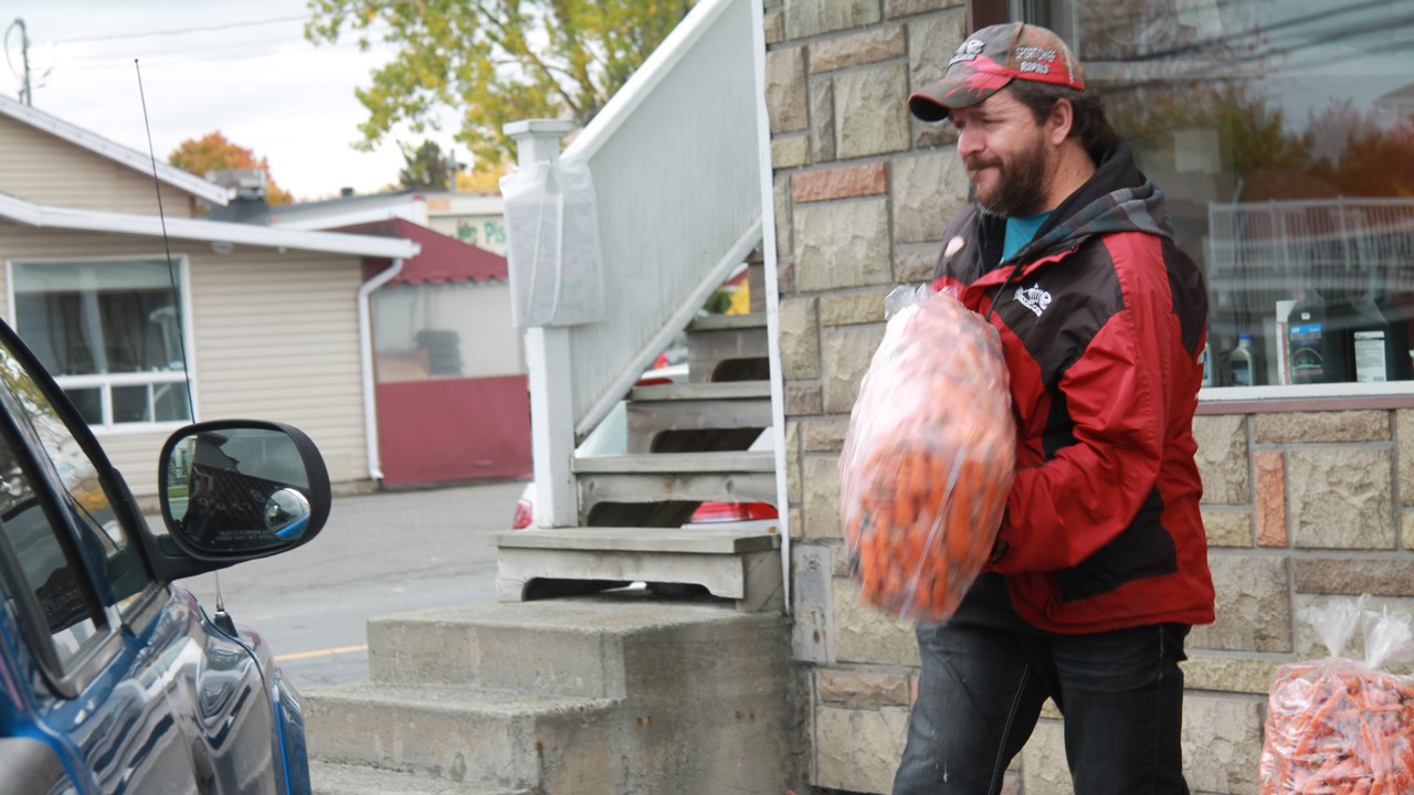 En automne, les chasseurs s'arrêtent au coin de la 25e Rue.