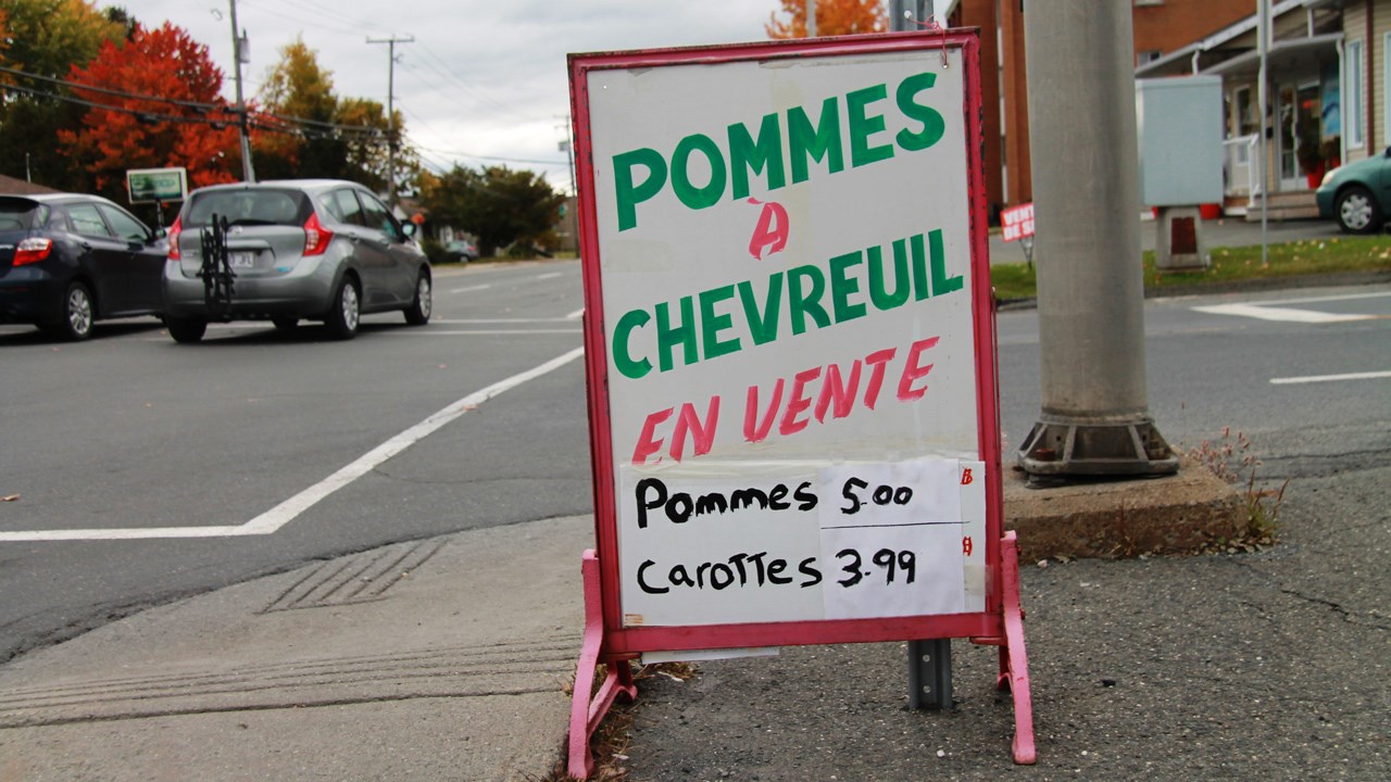 Ce petit panneau de fonte, anciennement publicité de Coca-Cola, a le même âge que le dépanneur.