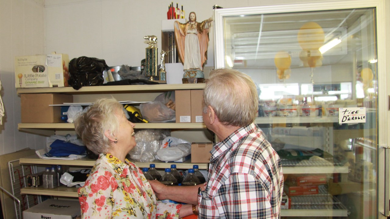 Le petit Jésus au bras cassé est le porte-bonheur du dépanneur.