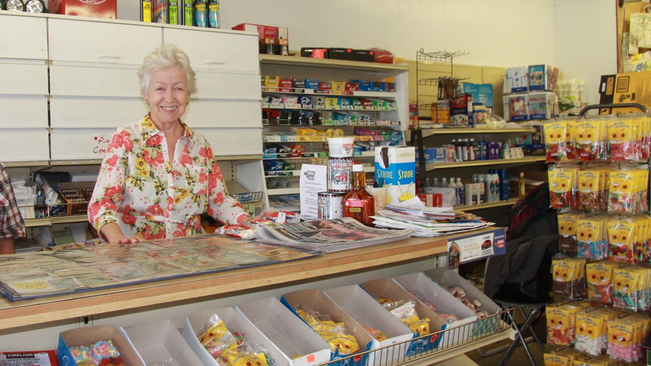 Cela fait bien plus de 50 ans, pour Marie-Claire, qu'elle sert des gens au dépanneur, et elle aime toujours ça.