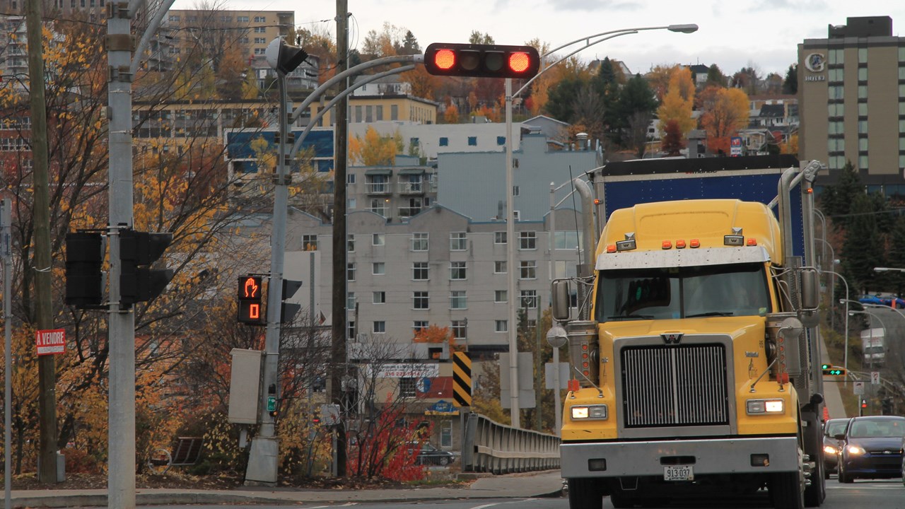 Arrivant de la 107e Rue, après avoir quitté l'Autoroute, le trafic lourd qui va dans le secteur Ouest de la ville emprunte le Pont David-Roy.