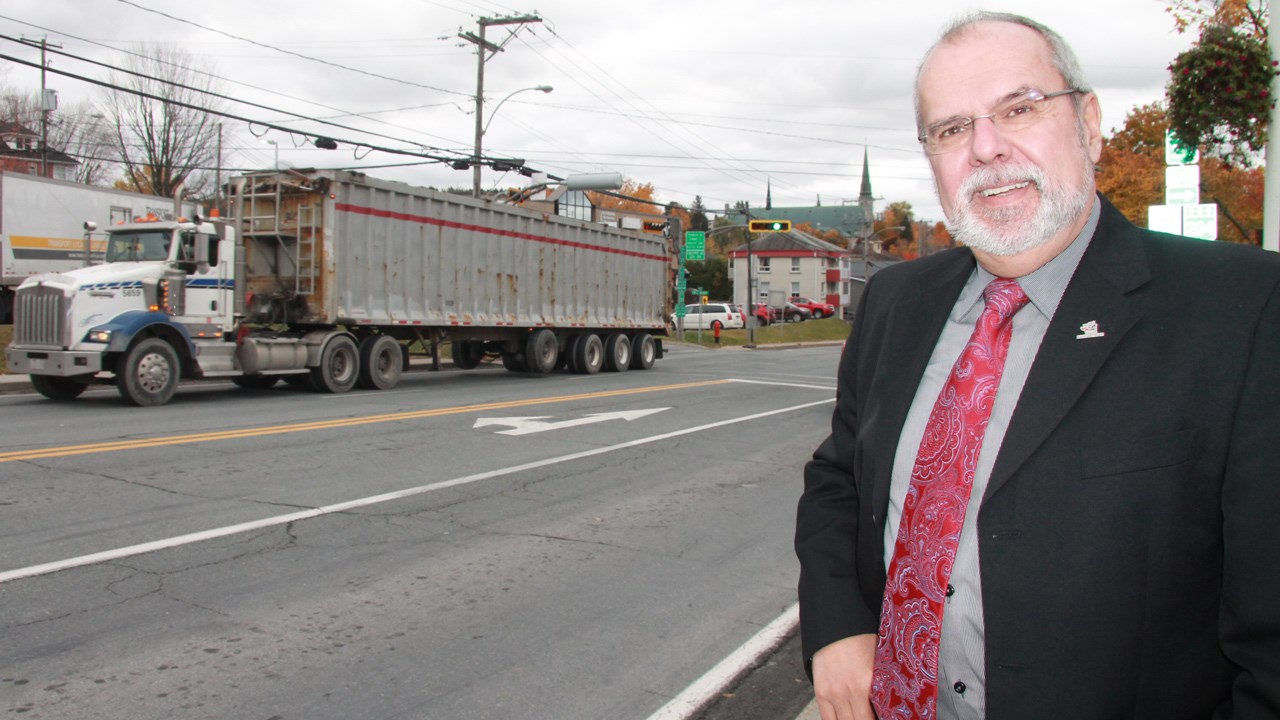 Pour le maire Claude Morin, le trafic lourd dans certains secteurs de la ville pose un problème.