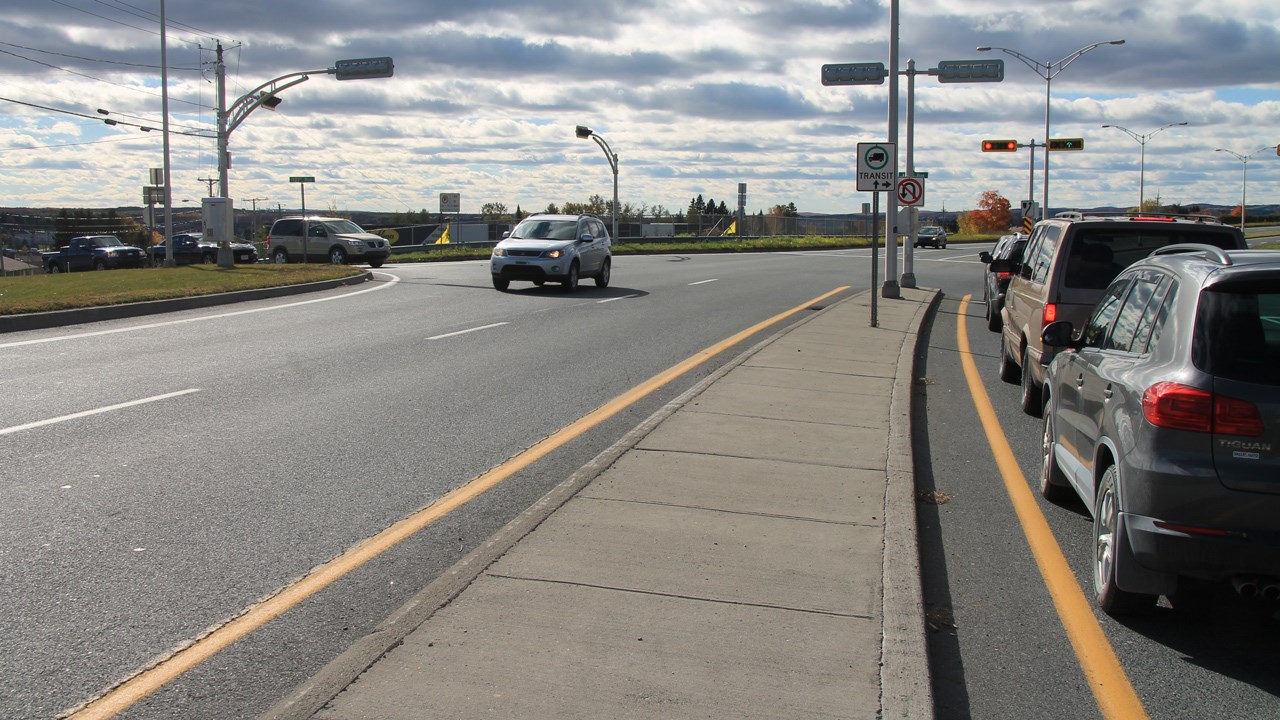 C'est à cet embranchement de la Route 204 que le trafic lourd doit transiter par la 107e Rue et non par la 127.