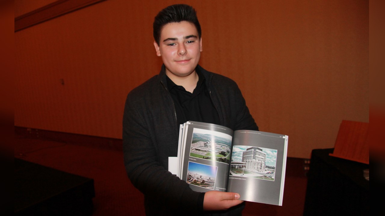 Lambert Pomerleau, petits-fils d'Hervé, très fier du beau livre de son grand-papa.