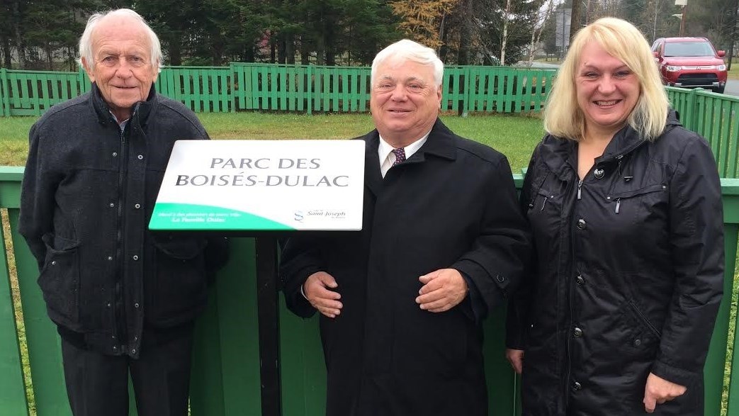 Le maire Michel Cliche, Claude Dulac et la conseillère municipale Hélène Saint-Hilaire
