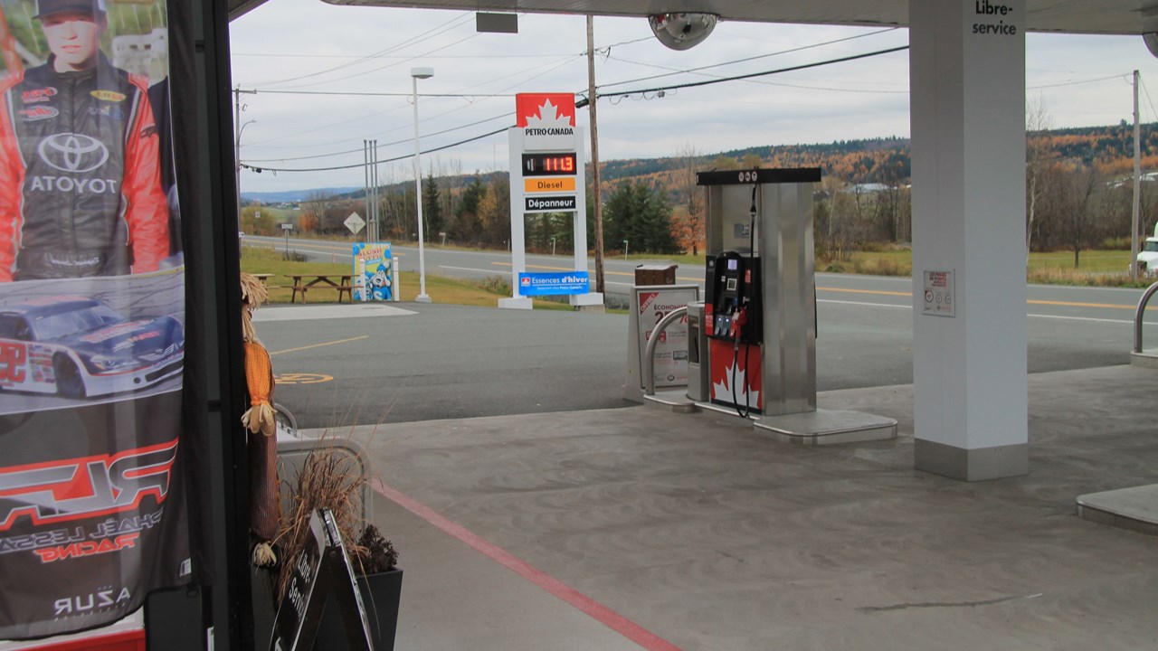 Jusqu'en 2007, la route nationale devant le dépanneur était la seule d'importance à faire le lien de Saint-Georges jusqu'à Saint-Joseph.