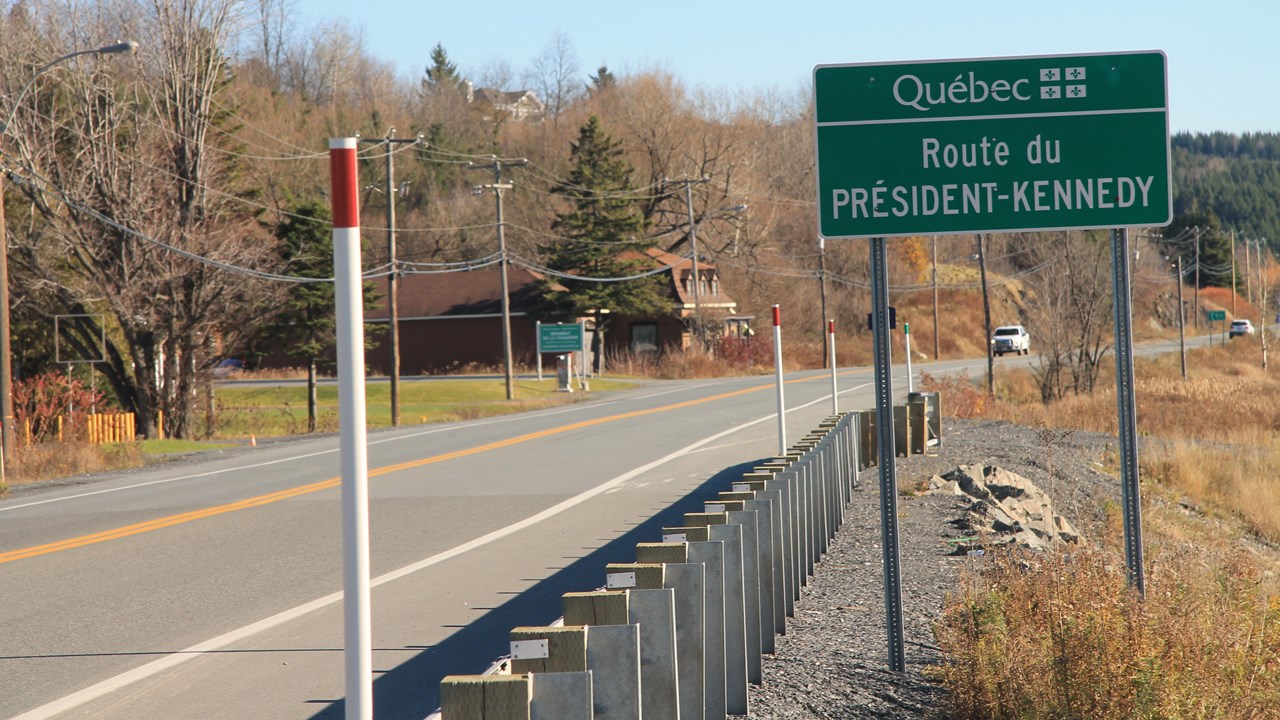 La Route du Président-Kennedy longe la Rivière Chaudière de Saint-Georges jusqu'à Scott.