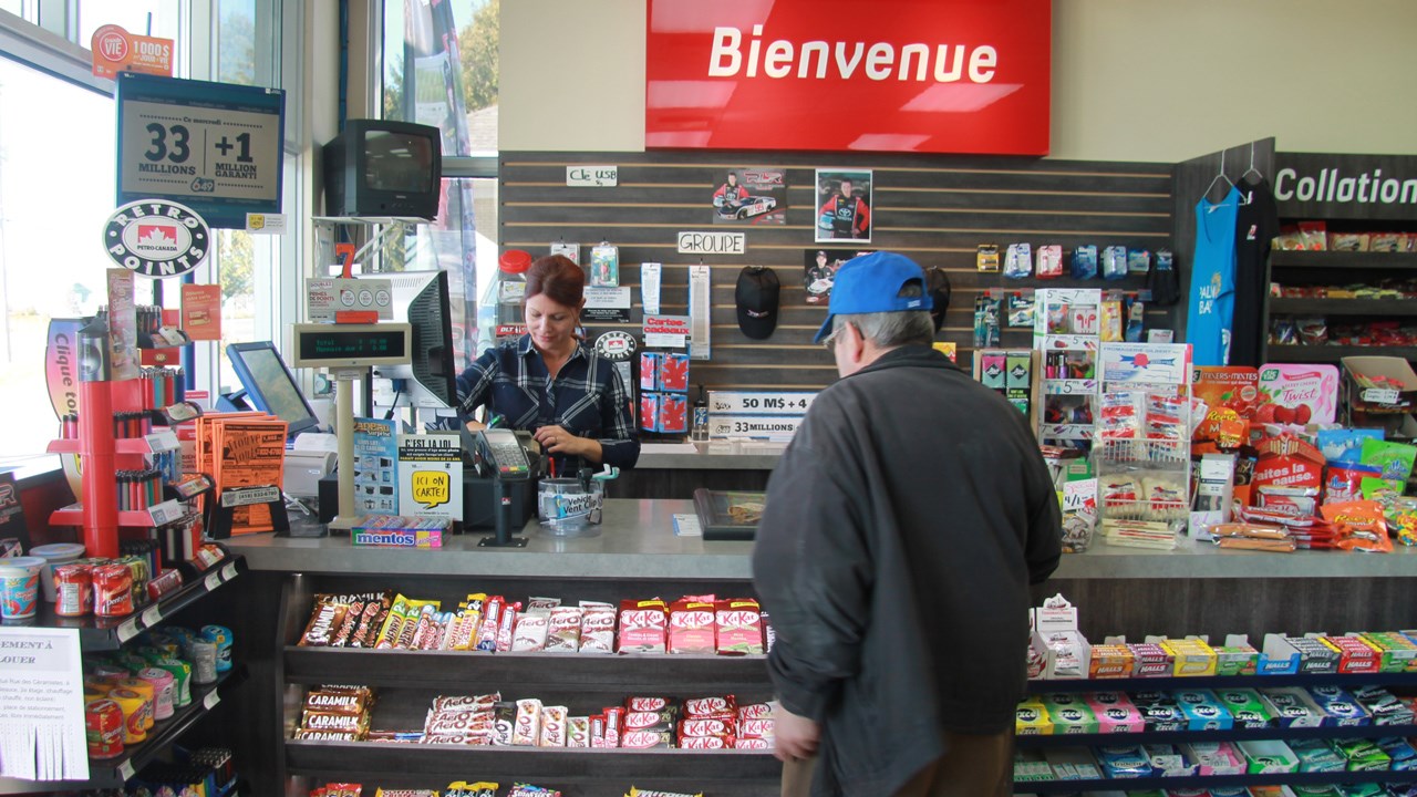 Derrière le comptoir, Marlyne Maheu.