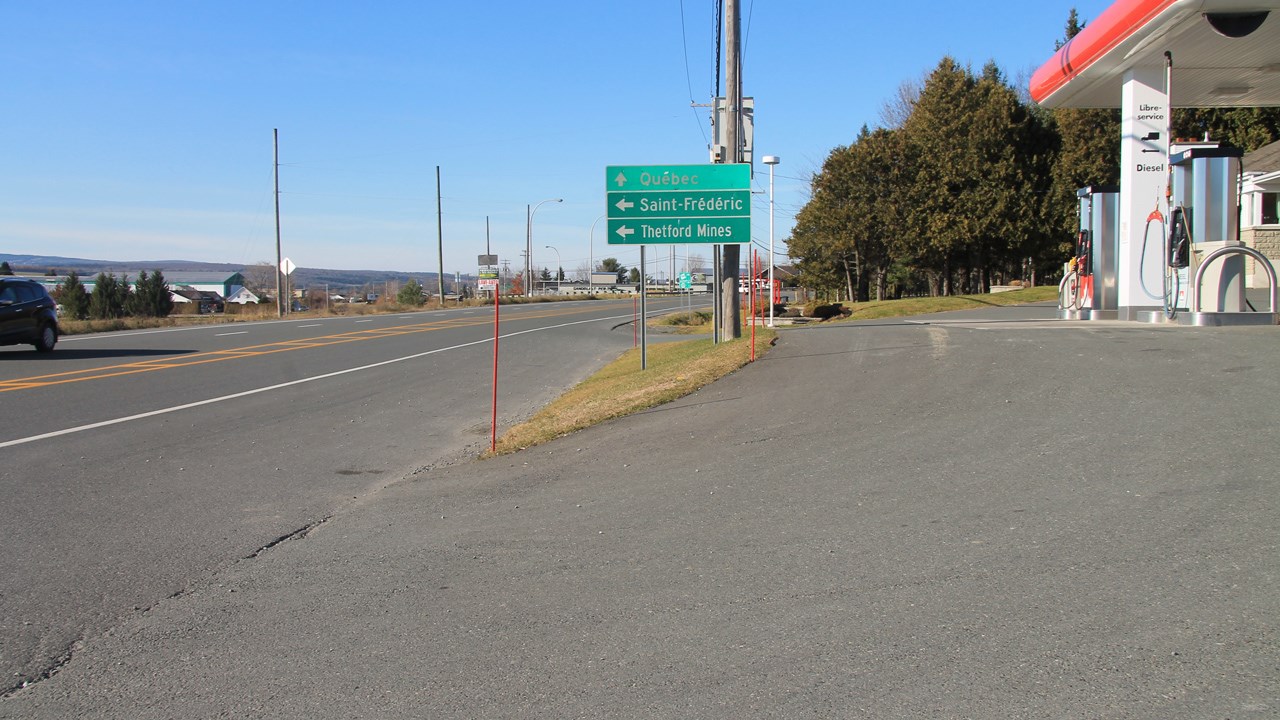 Pompes à essence et dépanneur à l'extrémité sud de la municipalité de Saint-Joseph.