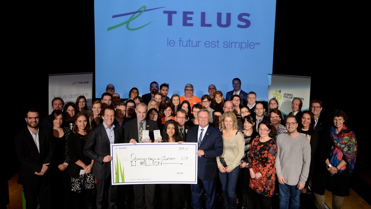 Ce don a été fait alors que TELUS remettait 1,1 M$ à 70 organismes de la grande région de Québec et de la Chaudière-Appalaches. Sur la photo, Jean-François St-Germain (TELUS) et René Rouleau (Comité d’investissement communautaire de TELUS) sont entourés des représentants d’organismes récipiendaires d’un don de TELUS en 2016.