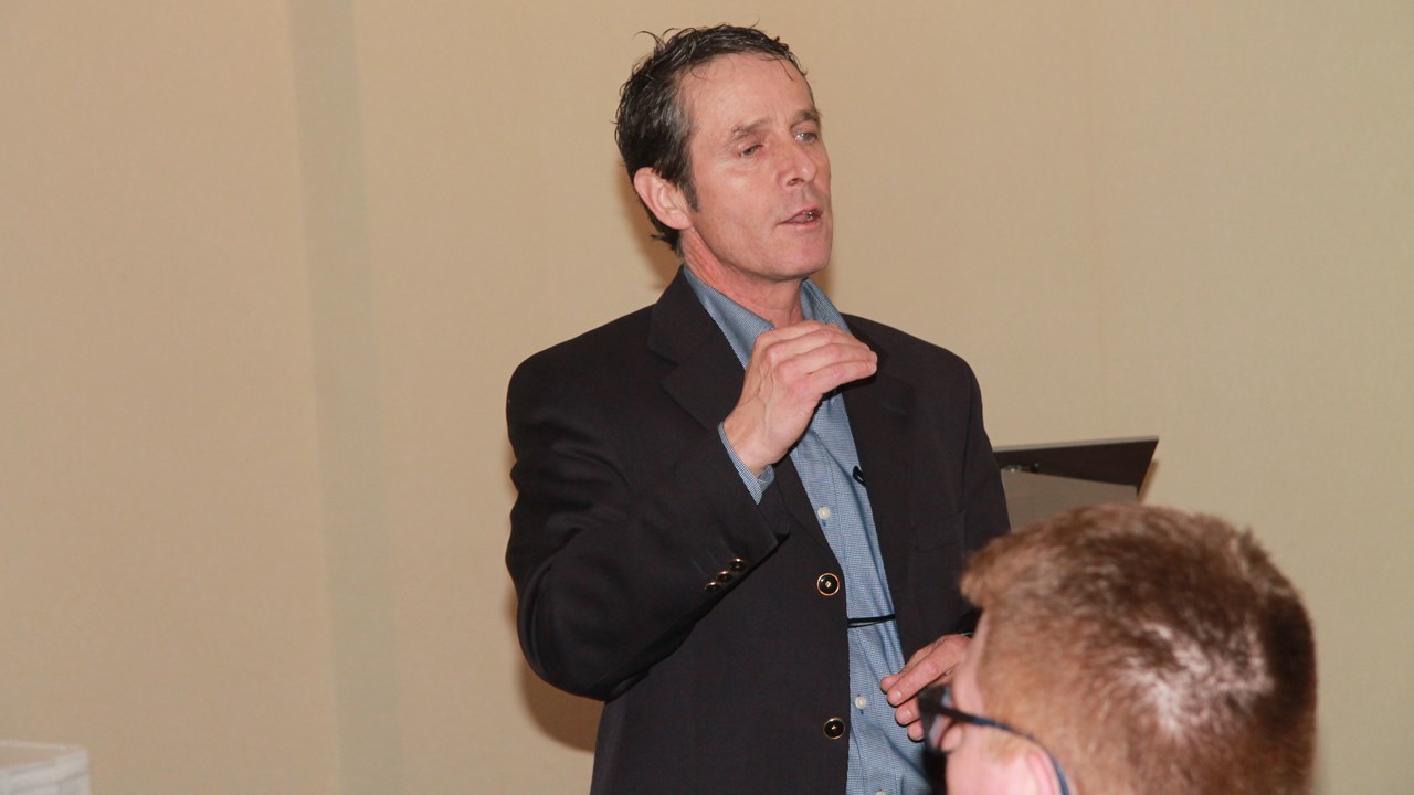 Serge Comeau s'adresse aux membres du Club Rotary de Saint-Georges.