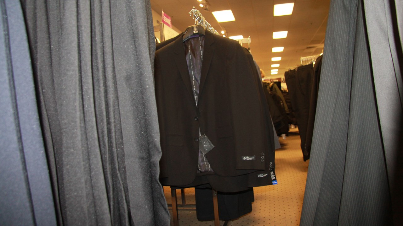 Dans les magasins de grandes surfaces, l'habit pour hommes a toujours sa place.