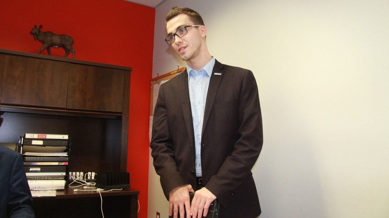 Conseiller aux ventes, David a 24 ans et porte volontier l'habit, qu'il trouve pratique et confortable.