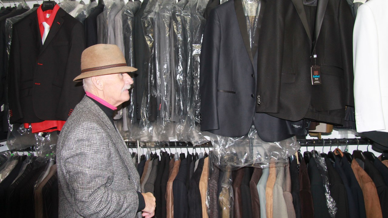 Claude Bélanger, qui porte toujours un complet, vend des habits pour hommes depuis 44 ans.