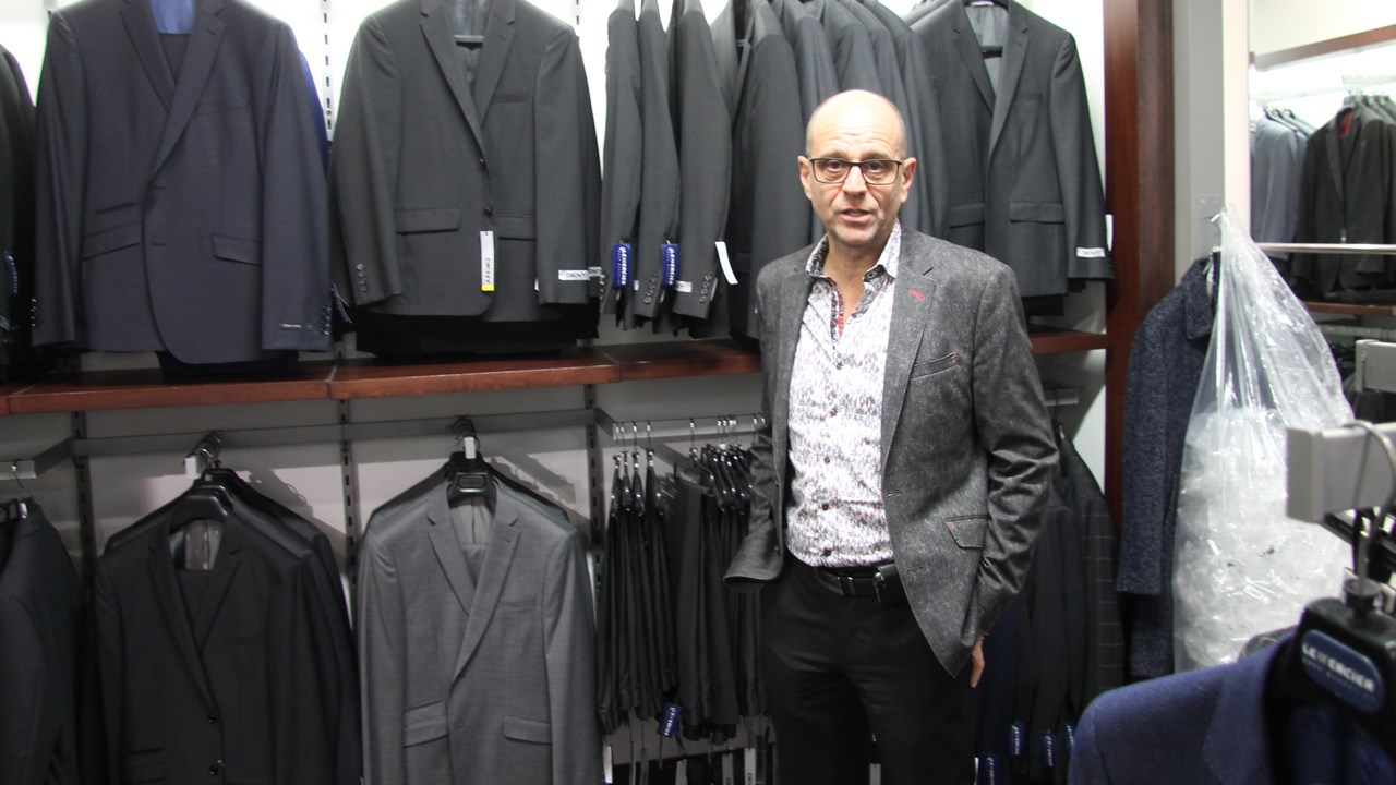 Yvon Roy dans la section de son magasin du Carrefour Saint-Georges réservée aux complets pour hommes.