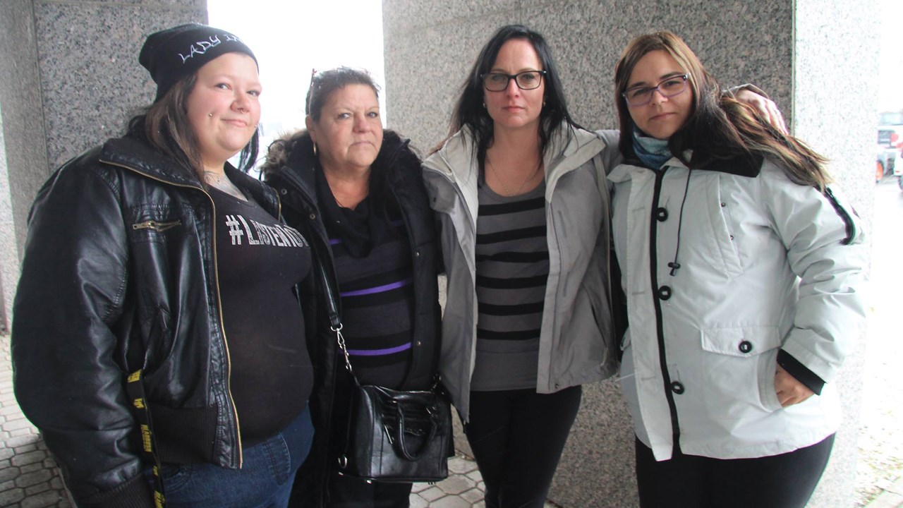 Les proches de Dereck, partant de la gauche, Caroline Blouin, cousine, Lise Bolduc, grand-mère, Vicky Coulombe, mère, et Natacha Bolduc, tante.
