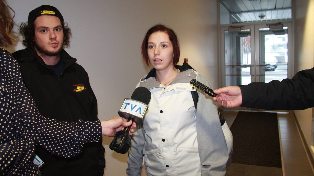 Mélinda Guay-Dionne, l'une des survivantes de l'accident, à la fin de cette éprouvante journée d'audience.