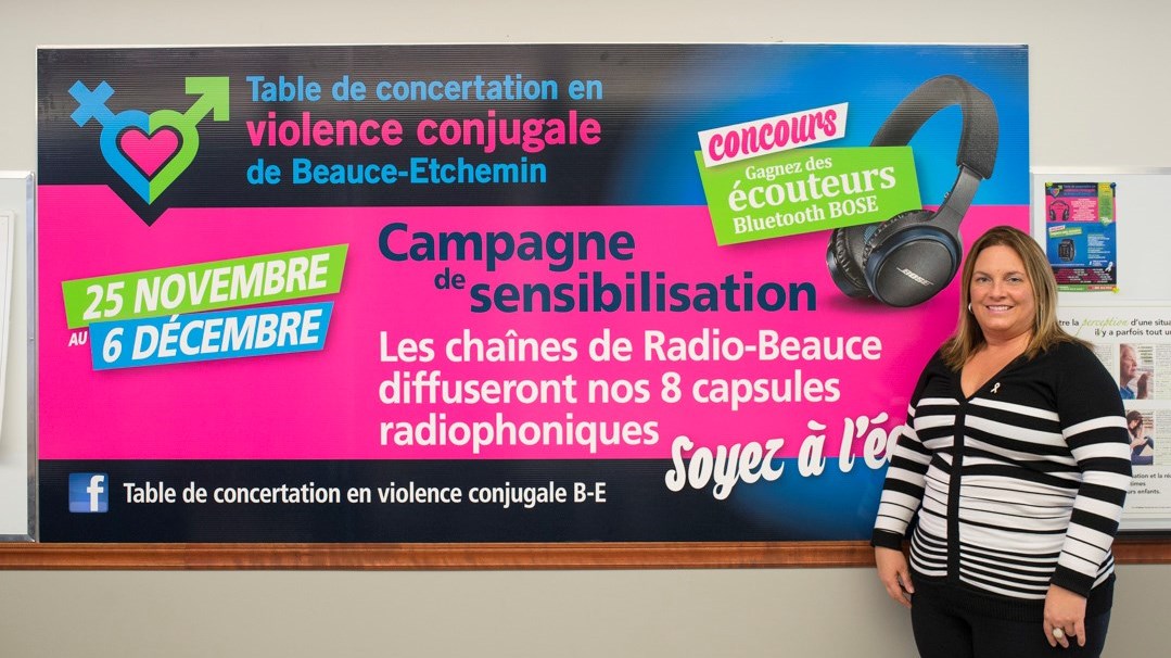 Isabelle Nolet, intervenante sociale à l'organisme communautaire Havre l'Éclaircie de Saint-Georges, dévoile l'affiche de la nouvelle campagne de lutte contre les violence faites aux femmes qui se tiendra jusqu'au 6 décembre.