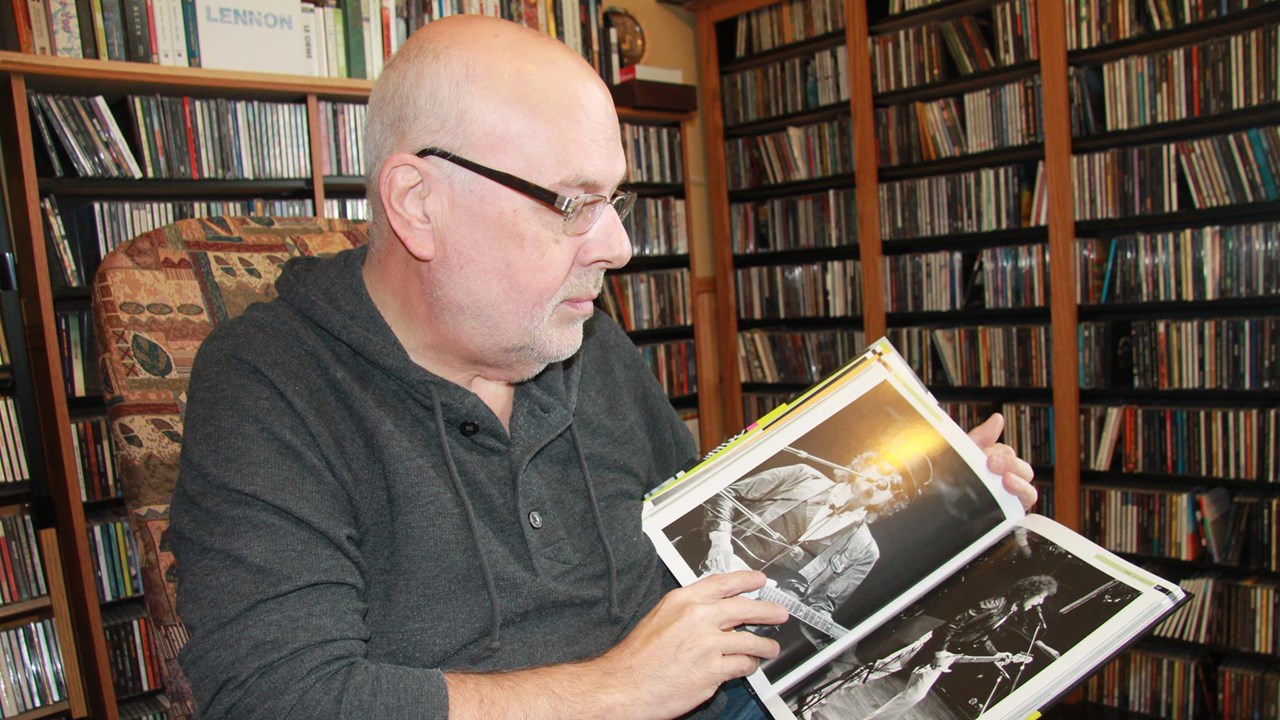 Dans son antre, Marcel Rancourt ne fait pas qu'écouter de la musique, il est également fan de lecture... musicale.