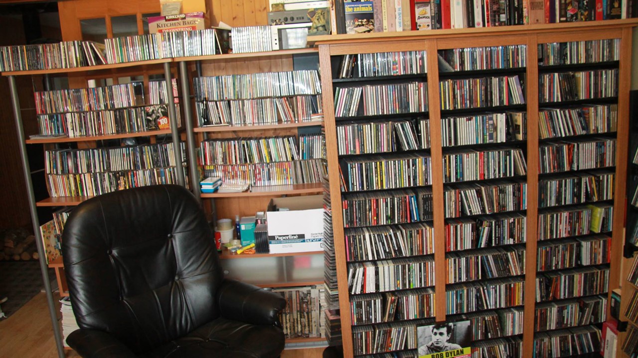 Trois autres murs du salon de Marcel sont garnis d'albums et de coffrets, total, 5000.