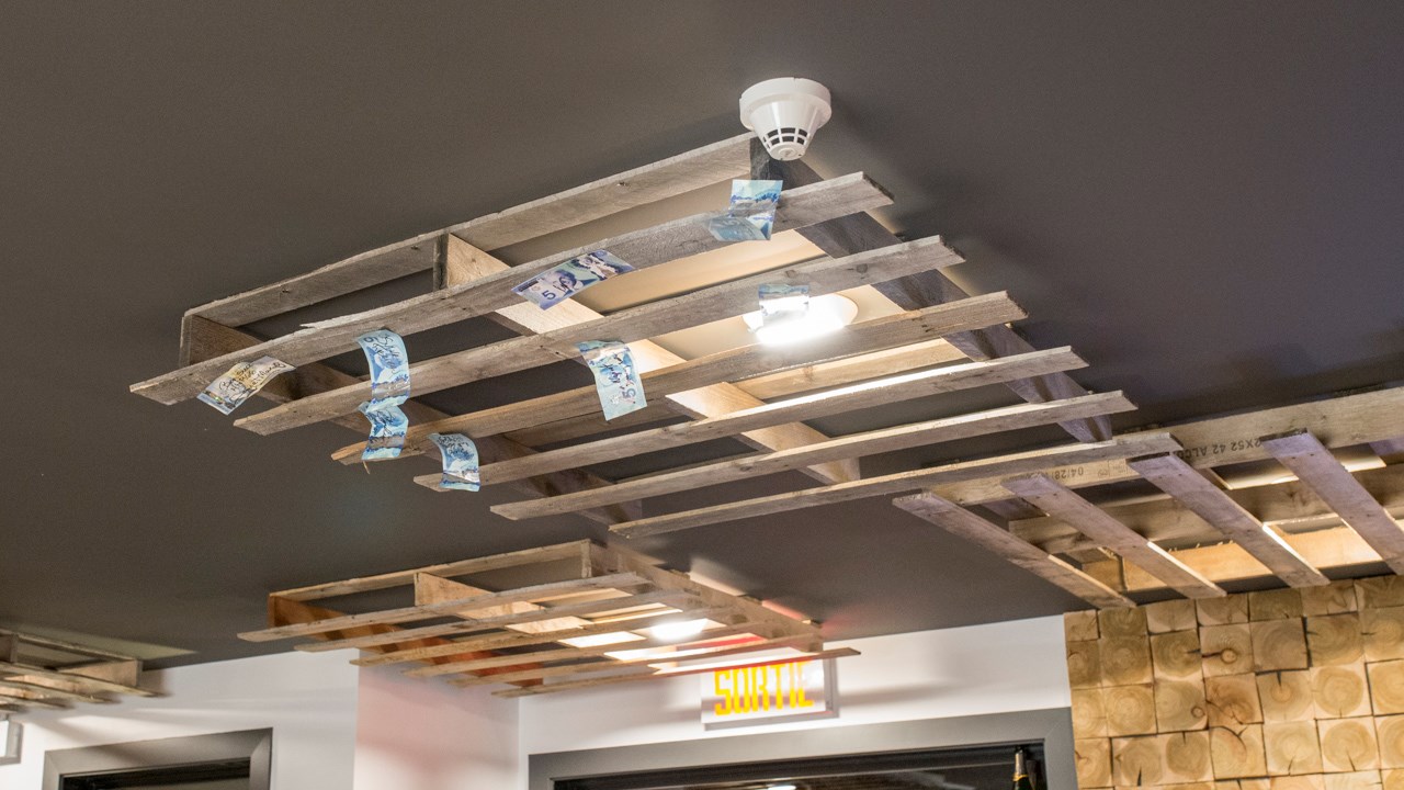 Une activité spéciale de collage de billets de 5$ a été organisée pour l'inauguration des lieux, inspirée du décor des hôtels américains de la Route 66.