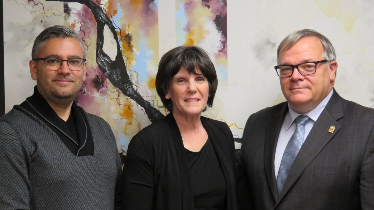 De gauche à droite sur la photo, Félix Nunez, directeur général, Dorothy Thibodeau et Luc Provençal, maire de Beauceville.