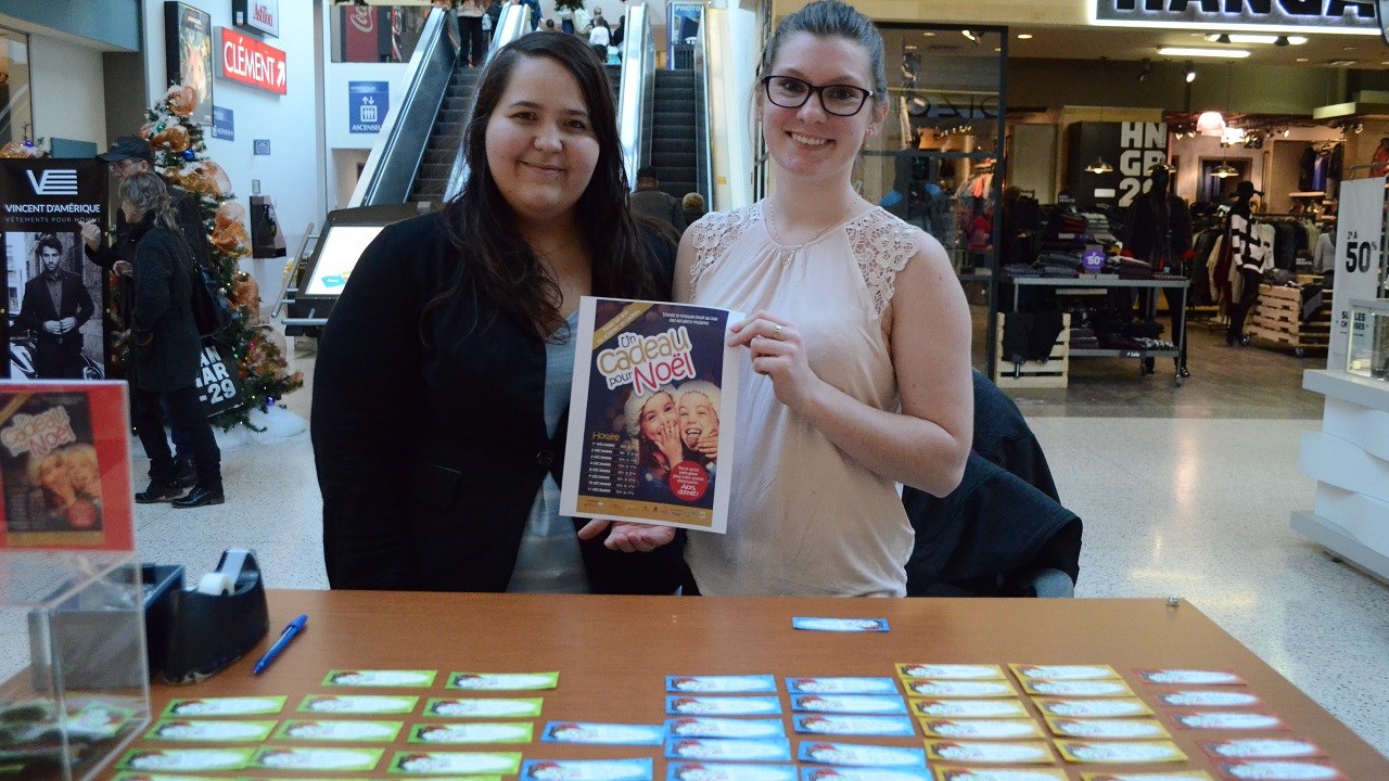Maryse Coulombe et Alison Thibodeau lors de l'activité « Un cadeau pour Noël ».