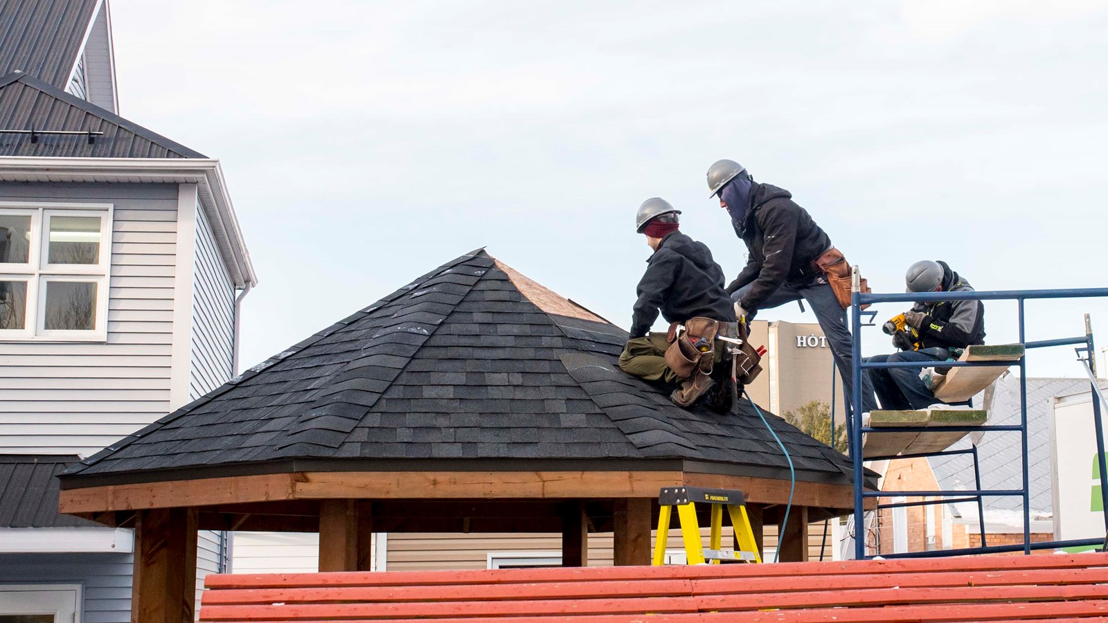 Ce type de chantier, initié en 2004 par le CFP Pozer, a permis à des centaines de jeunes de développer leur sens communautaire en participant à des projets bénévoles propices à leur apprentissage.