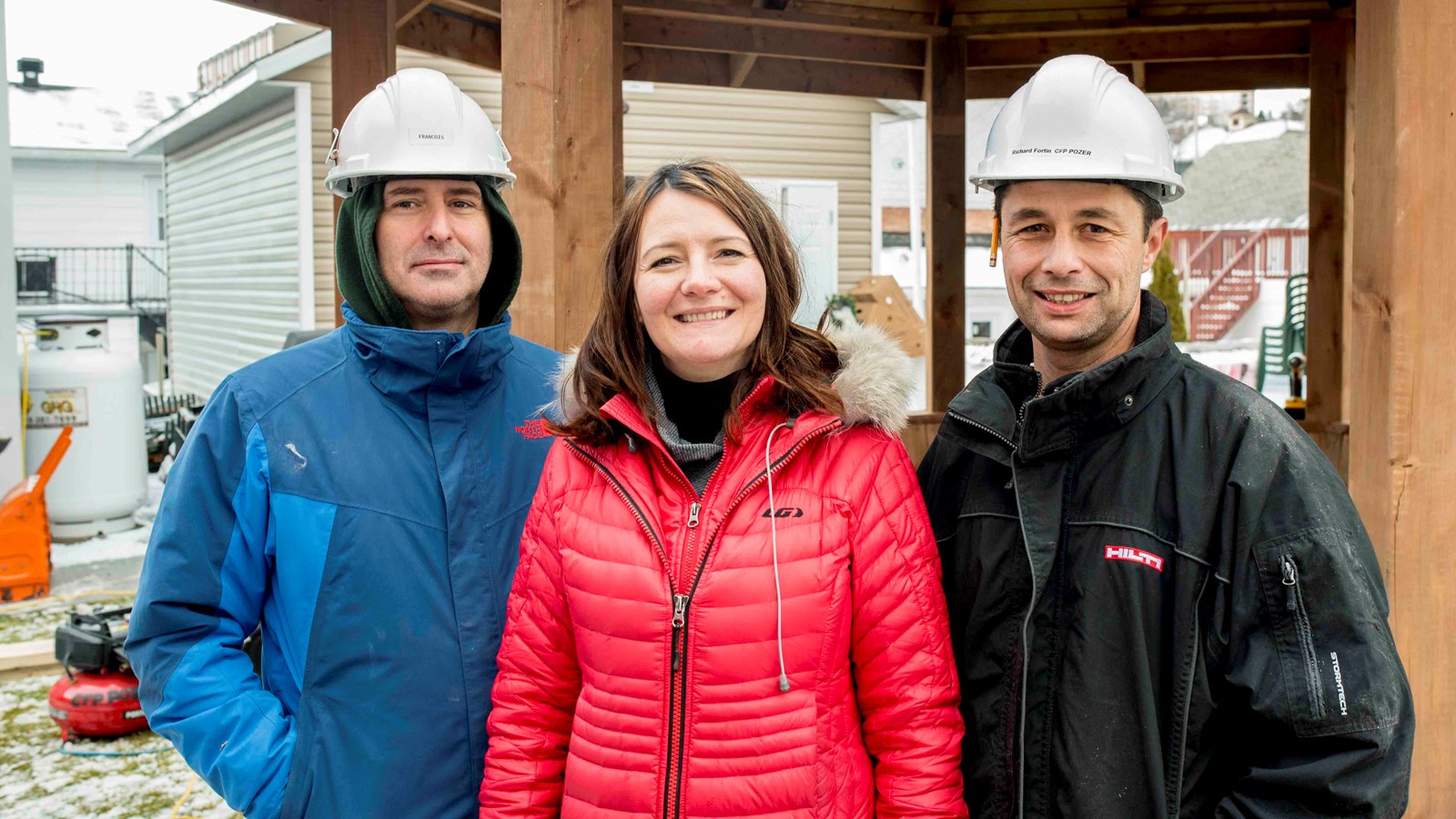 Cathy Fecteau, directrice de l'organisme Au Bercail, chargé d'accueillir temporairement des personnes en difficulté, a fait appel au CFP Pozer de Saint-Georges pour prendre en charge les travaux du nouveau gazébo installé dans la cour du bâtiment. Elle est entourée de François Labbé et de Richard Fortin, enseignants en charpenterie-menuiserie.