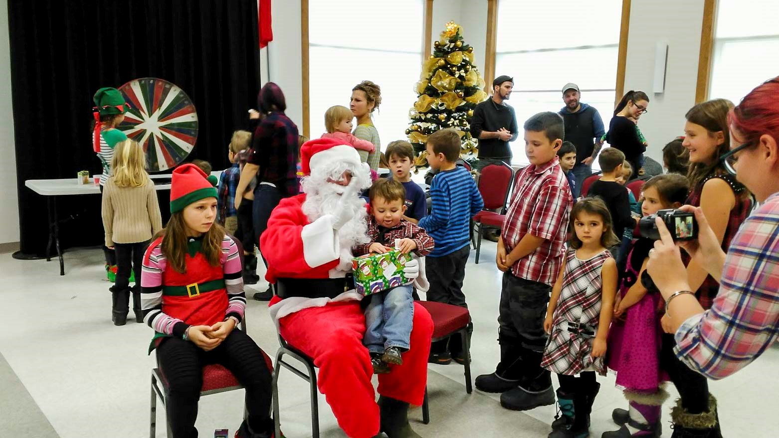Un record de 96 enfants sont venus prendre part au dépouillement du sapin de Noël organisé le 4 décembre dernier par les Chevaliers de Colomb au Centre multifonctionnel de Saint-Éphrem.