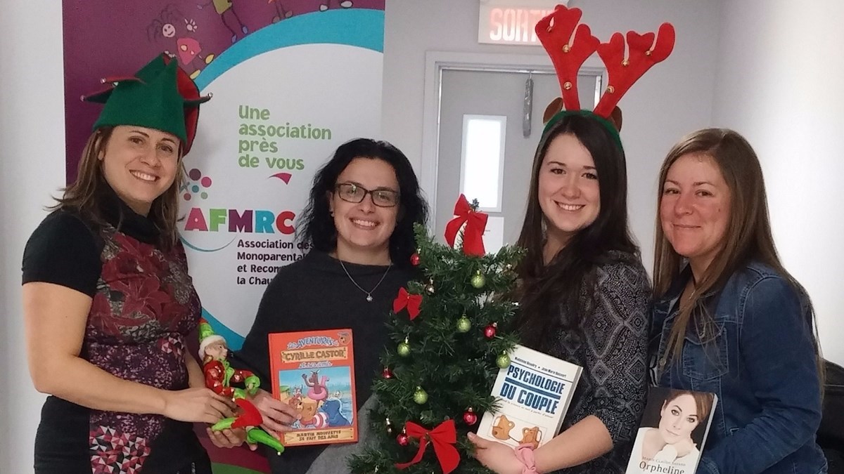 Annie Poulin, directrice d'Alphare, à gauche, accompagnée de Nancy Lacroix, de l'Association des familles monoparentales et recomposées de la Chaudière. Sur la droite, deux membres de l'équipe de l'AFMRC. 