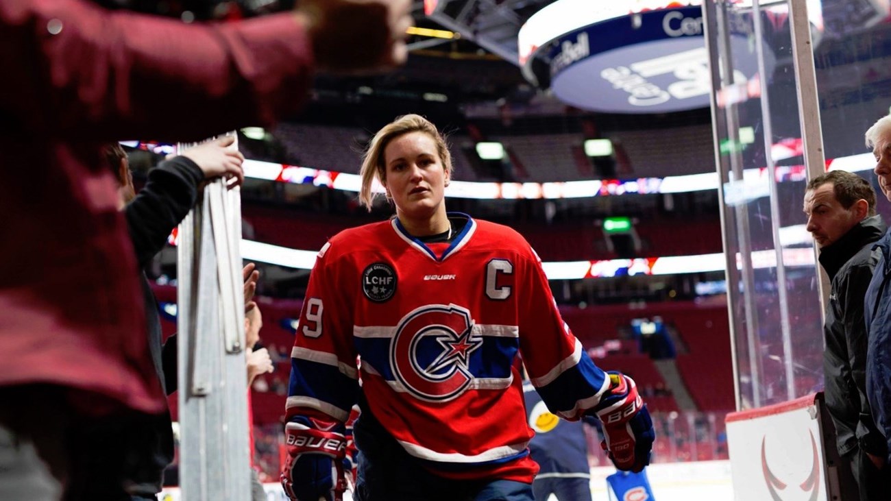 Marie-Philip Poulin écrit l'histoire avec les Canadiennes en marquant le filet vainqueur face à Calgary dans un duel disputé au Centre Bell