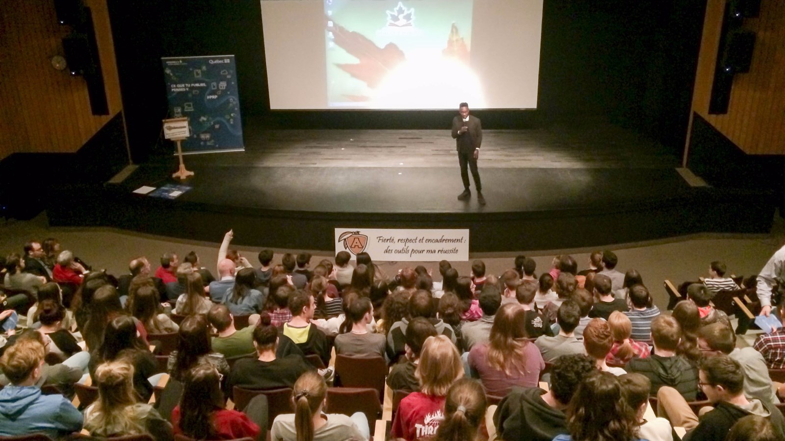 L'animateur et comédien Nicolas Ouellet est intervenu hier dans les polyvalentes de Saint-Prosper et de Saint-Martin pour sensibiliser les jeunes du 2e cycle aux risques de l'internet.