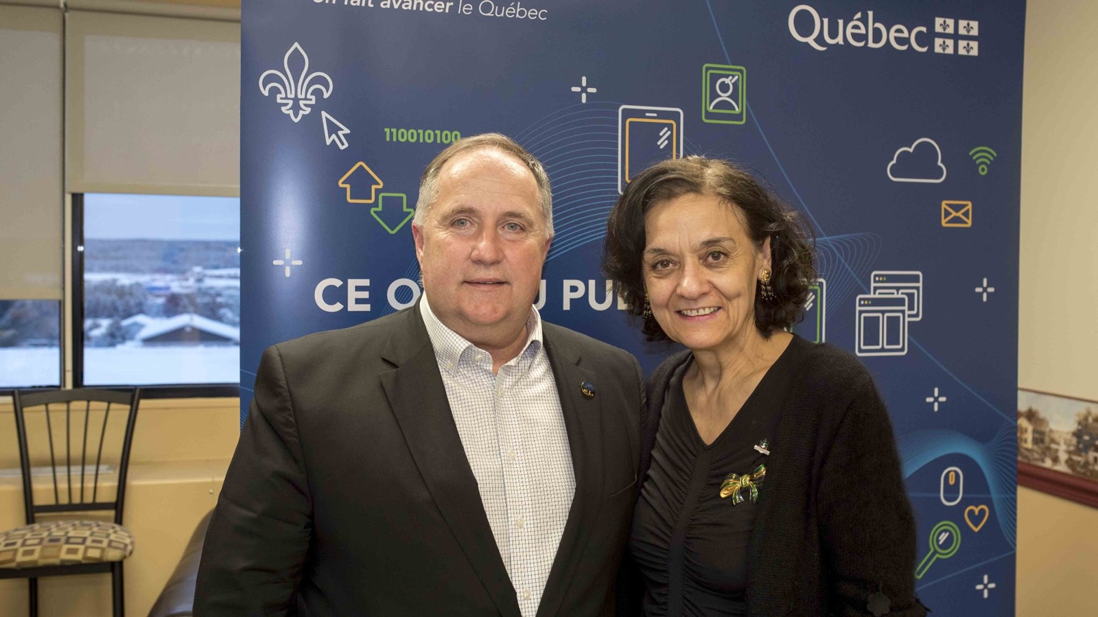 La ministre Rita de Santis, responsable de l'Accès à l'information et de la Réforme des institutions démocratiques, a été invitée à débuter sa tournée provinciale de sensibilisation à la protection des renseignements personnels sur Internet par une visite dans la Beauce. Le député Paul Busque était présent.