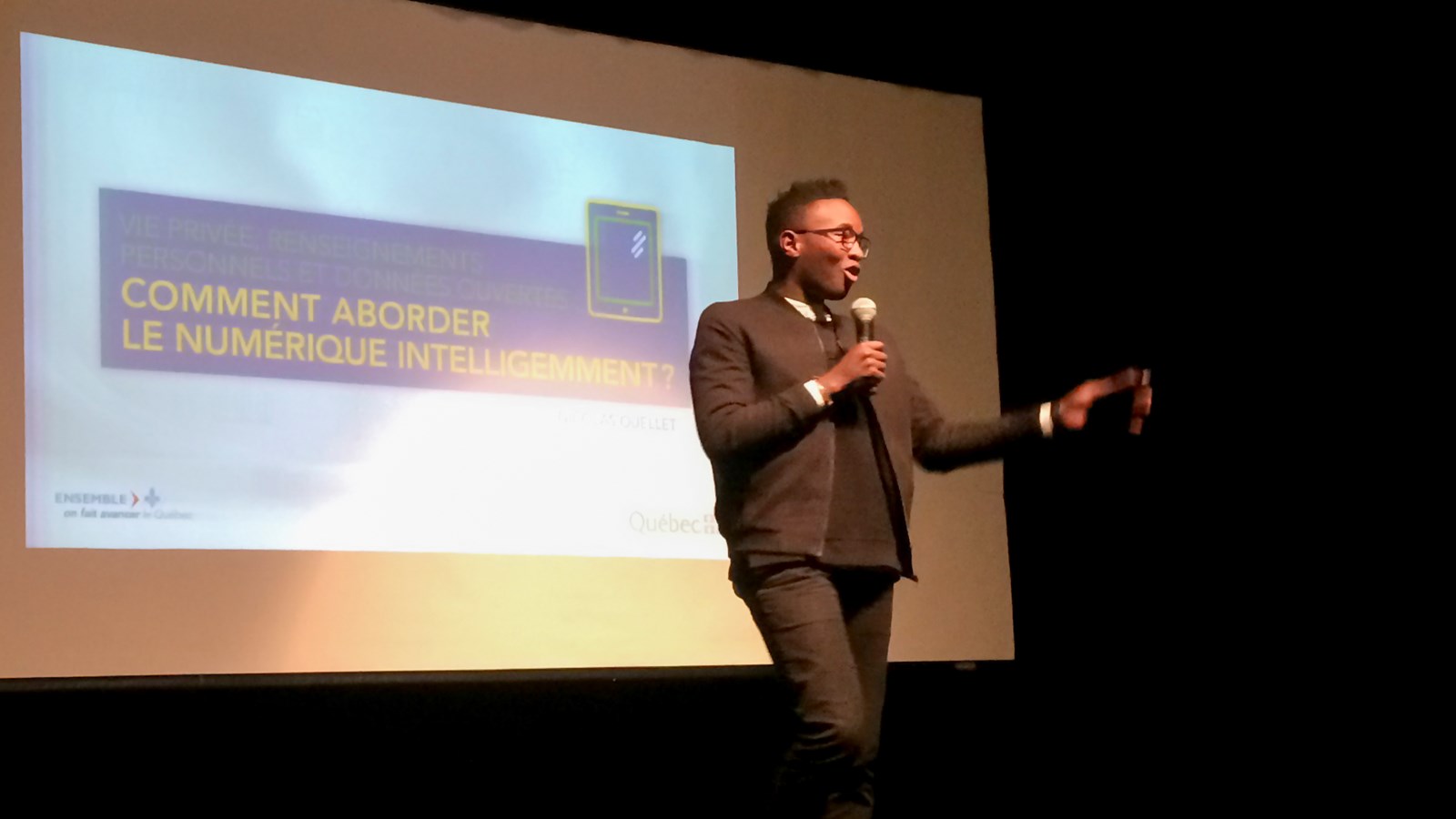 Habitué à travailler avec les jeunes depuis 10 ans, l'animateur Nicolas Ouellet, à l'origine de la série Moins 25, a accepté de servir de porte-parole au cours de la tournée provinciale dans des écoles secondaires organisée par la ministre de Santis jusqu'à l'été prochain.