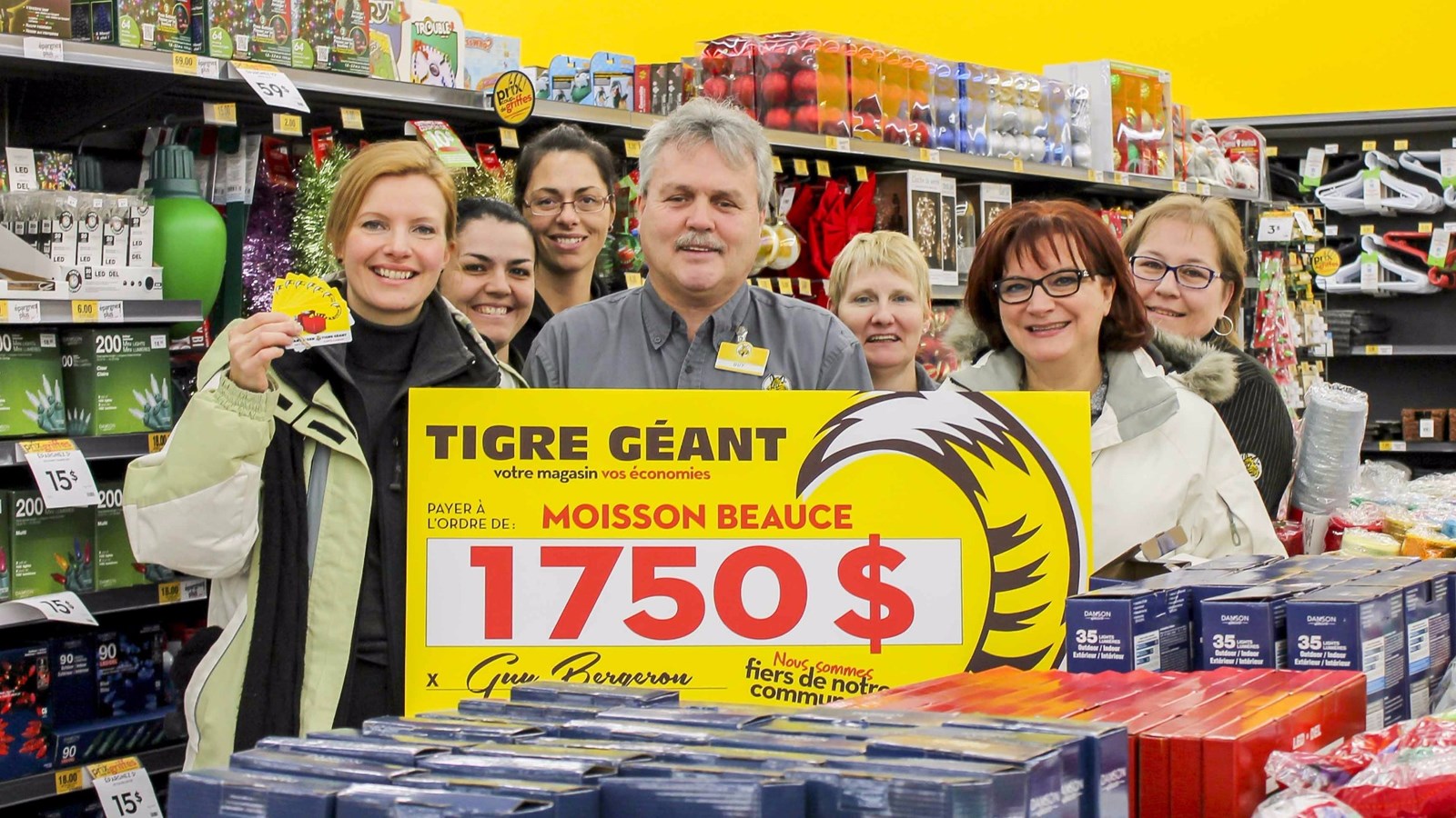 Le magasin Tigre Géant de Saint-Georges a fait un don de 1750$ à Moisson Beauce le 8 décembre dernier. Sur la photo, le gérant Guy Bergeron est entouré de Manon Carrier et Nicole Jacques, respectivement agente communautaire et directrice de Moisson Beauce.