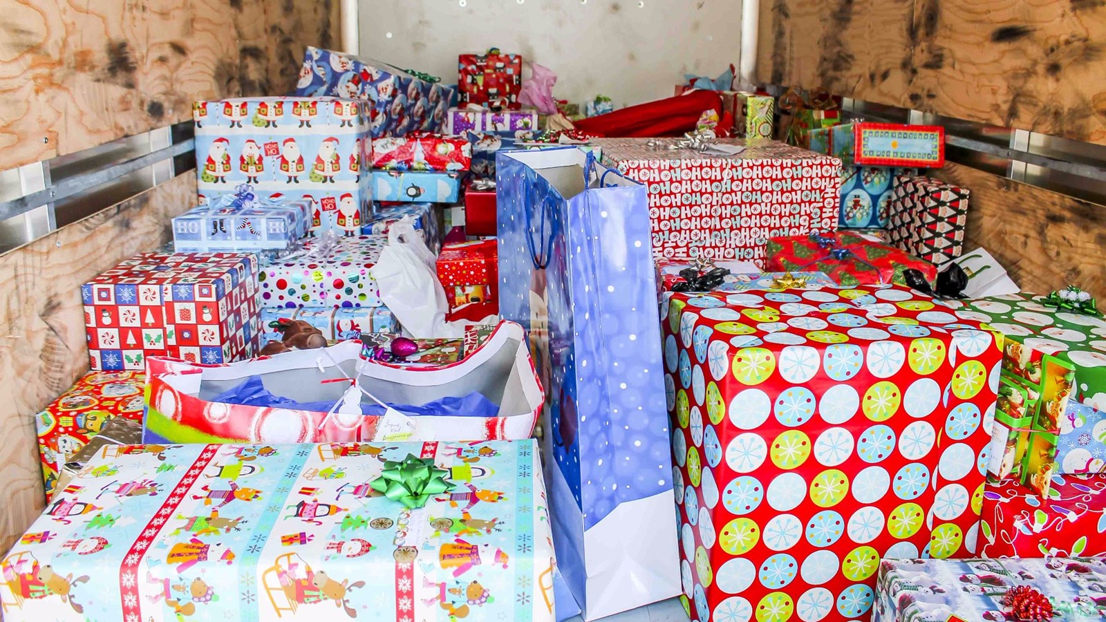 Pour la troisième édition de l'initiative, 125 enfants beaucerons défavorisés ont reçu aujourd'hui un cadeau de Noël grâce à l'implication du Syndicat de l'enseignement de la Chaudière (SEC), basé à Saint-Georges.