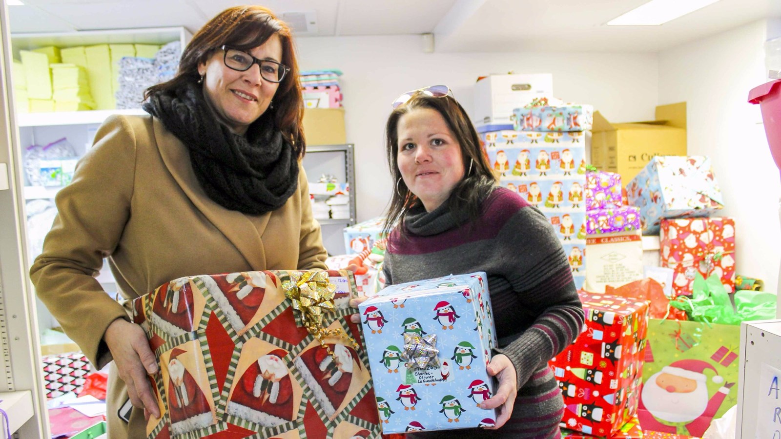 Sur la photo, Brigitte Bilodeau, présidente du Syndicat de l'enseignement de la Chaudière, à l'origine du projet, et Natasha Lapointe, éducatrice spécialisée au Centre intégré de santé et de services sociaux de Chaudière-Appalaches.