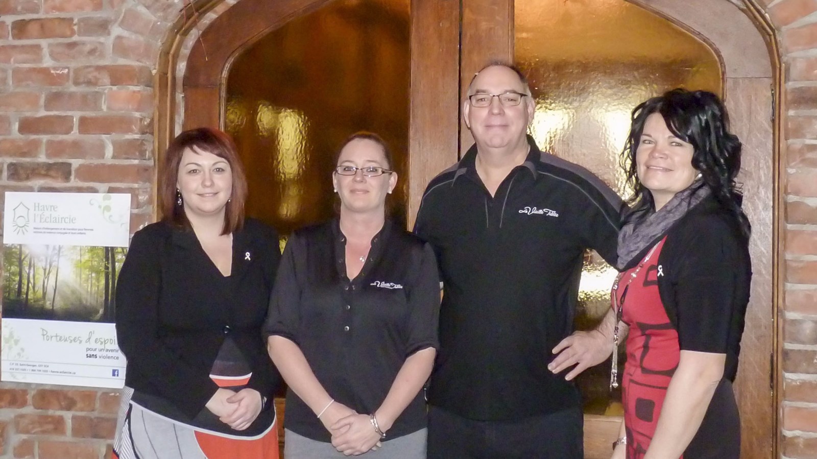 Grâce à la généreuse collaboration du restaurant La Vieille Tablée, l'organisme Havre l'Éclaircie a pu récolter 1500$ au cours d'un souper bénéfice organisé dans l'établissement pour la maison 2e étape. Sur la photo, de gauche à droite, Julie Richard Nadeau, Véronique Bourque, Benoît St-Onge, Nathalie Rodrigue.
