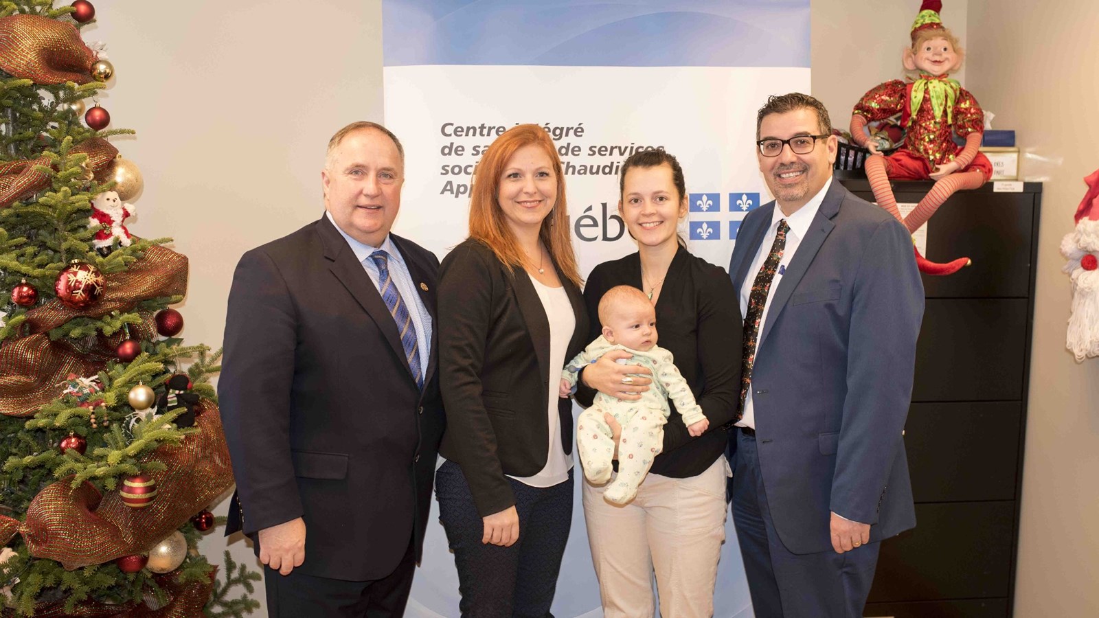 Présents à l'inauguration du nouveau point de service de sages-femmes de Saint-Georges qui s'est déroulée à la maison de la famille Beauce-Etchemin mercredi matin, de gauche à droite, le député Paul Busque, Sandra Demontigny, responsable des sages-femmes de la région Chaudière-Appalaches et Daniel Paré, président du CISSS-CA.