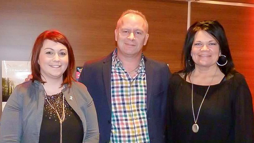 Venu tenir une conférence sur l'importance de la communication, à Saint-Georges, le 7 décembre dernier, le coach de vie Claude Quirion a fait don des profits de l'activité à Havre l'Éclaircie. Sur la photo, il est entouré de Julie Richard Nadeau et Nathalie Rodrigue, représentantes de l'organisme.