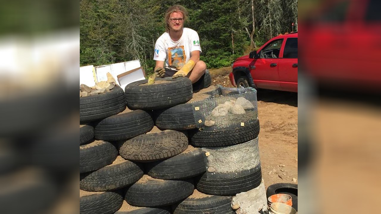 Gabriel Baillargeon en train de construire une « earthship ».