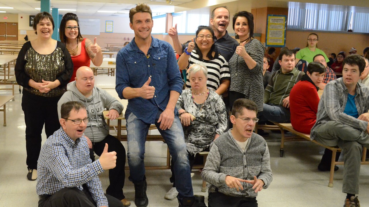 Robby Johnson célèbre Noël avec la famille de l'AIS